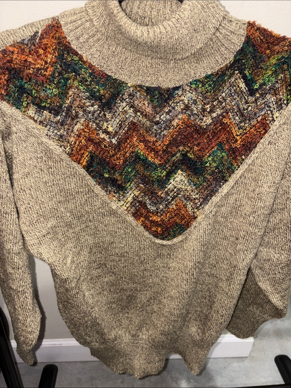 Cozy Chevron-Yoke Turtleneck Sweater in Beige with Autumn Accent